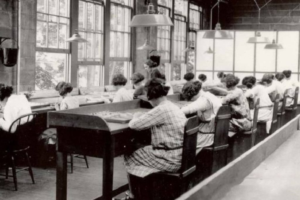 10 Horrific Details Surrounding The Radium Girls, The Factory Workers